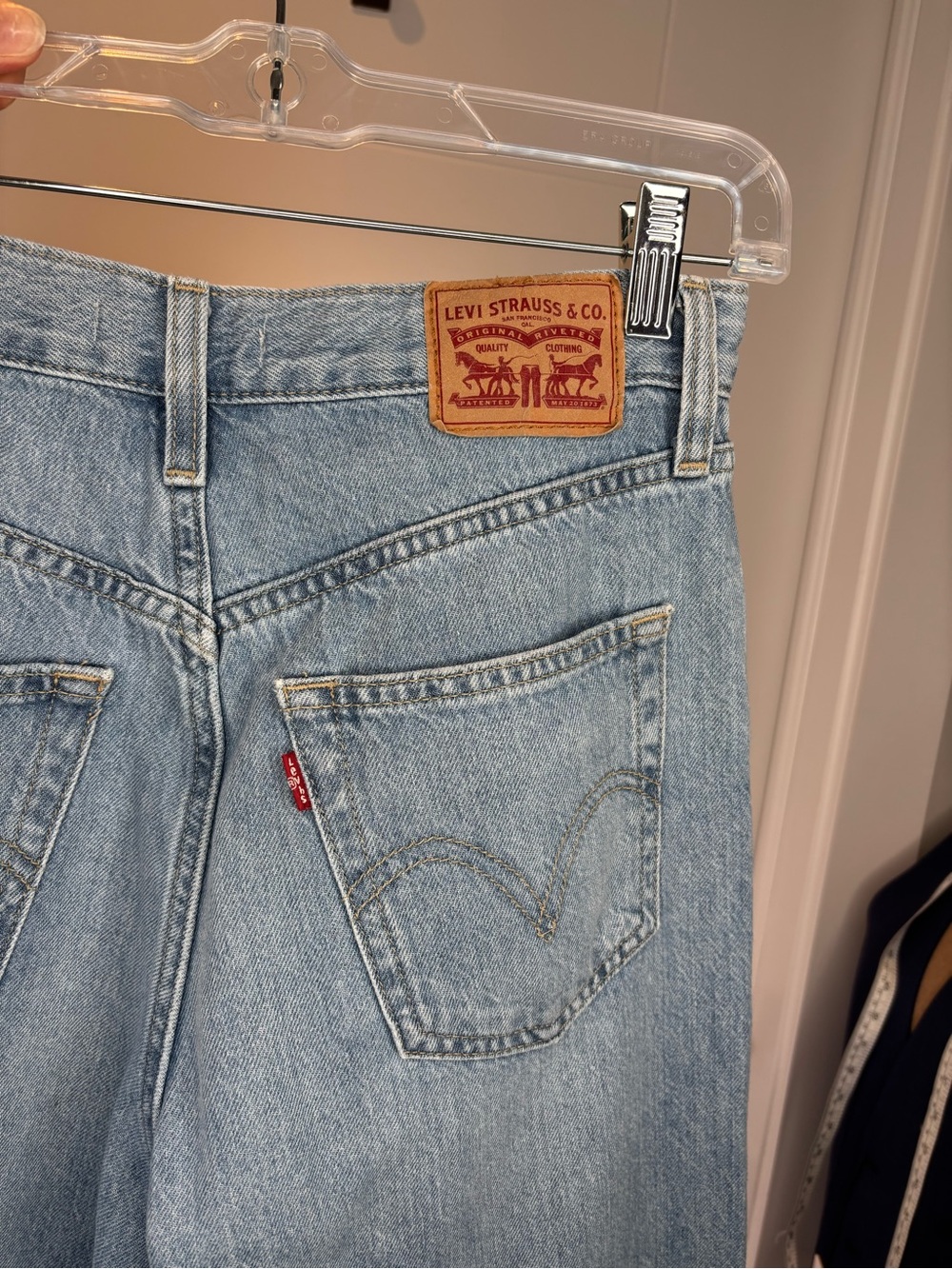 Levis High Waisted Straight leg in light - med blue wash 27/31 - Picture 3 of 7